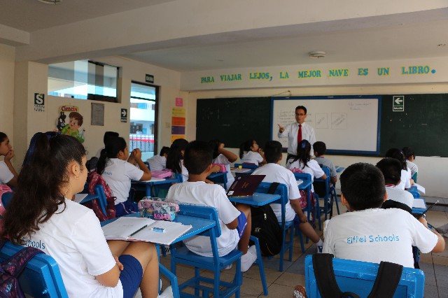 estudiantes con profesor en aula