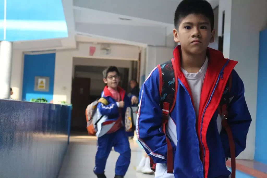 PASILLO COLEGIO, NIÑOS CAMINANDO