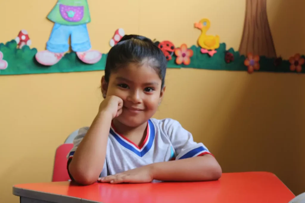 NIÑA CLASE, AULA, COLEGIO, PRIMARIA